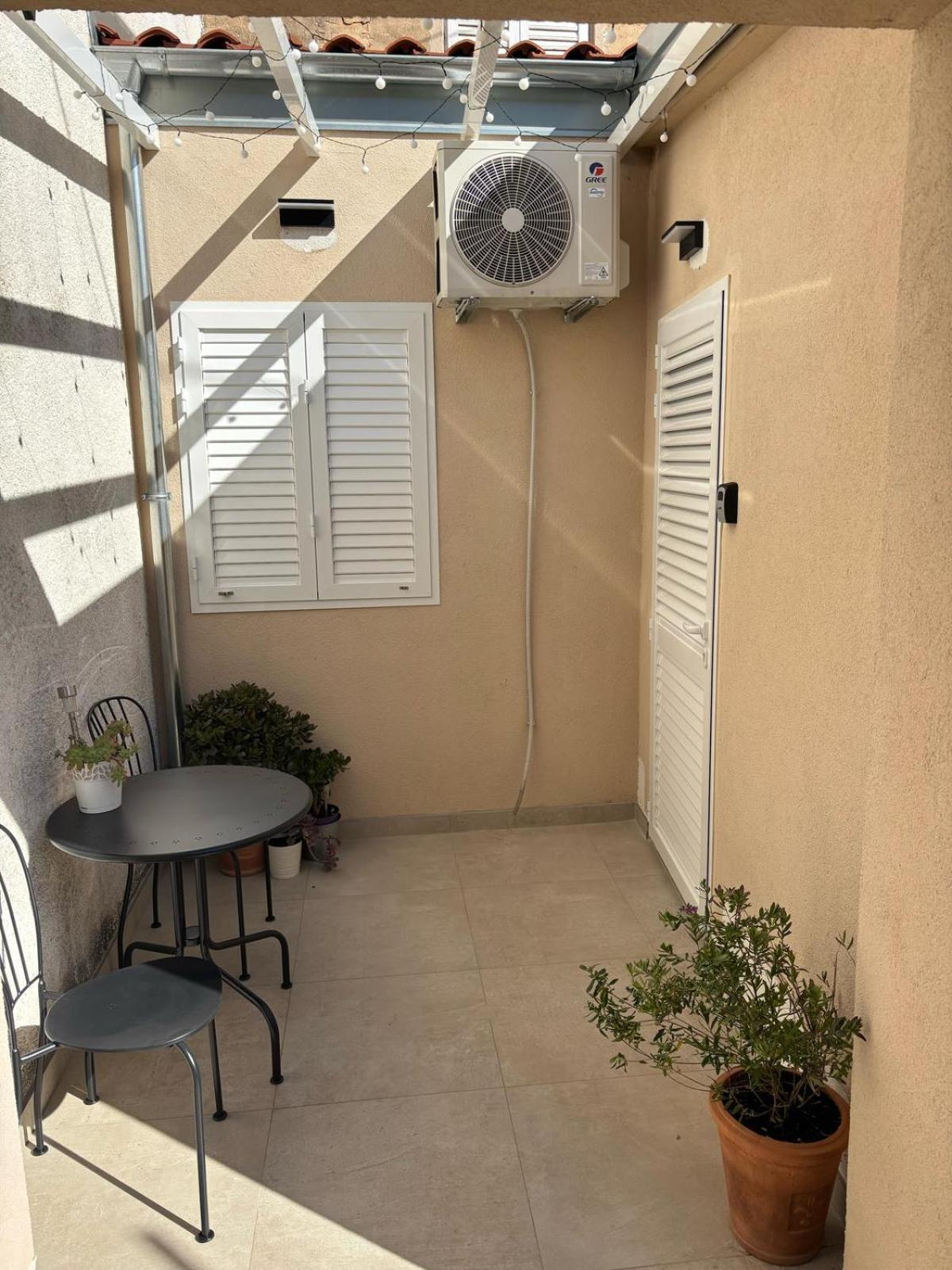 Apartment Ana Vis Exterior photo